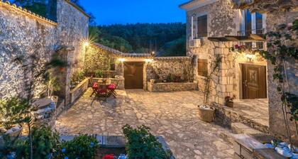 Villa Callisto – Stone Villa with Mountain View, Wi-Fi, and Air Conditioning