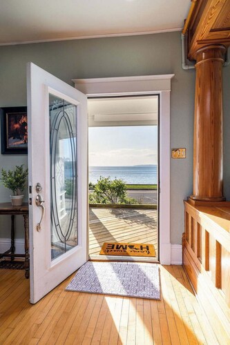 The Inn at Beulah Beach on Crystal Lake