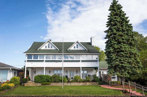 The Inn at Beulah Beach on Crystal Lake