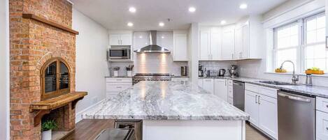 Réfrigérateur, four à micro-ondes, un four, surface de cuisson