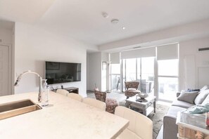 TV - Modern 2BR Getaway w/ Balcony, BBQ & Parking (Innisfil)