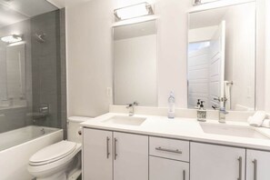 Douche, sèche-cheveux, shampoing