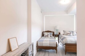 2 bedrooms, WiFi, bed sheets - Modern 2BR Getaway w/ Balcony, BBQ & Parking (Innisfil)