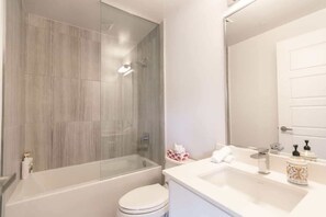 Douche, sèche-cheveux, shampoing