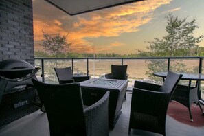 Outdoor dining - Modern 2BR Getaway w/ Balcony, BBQ & Parking (Innisfil)