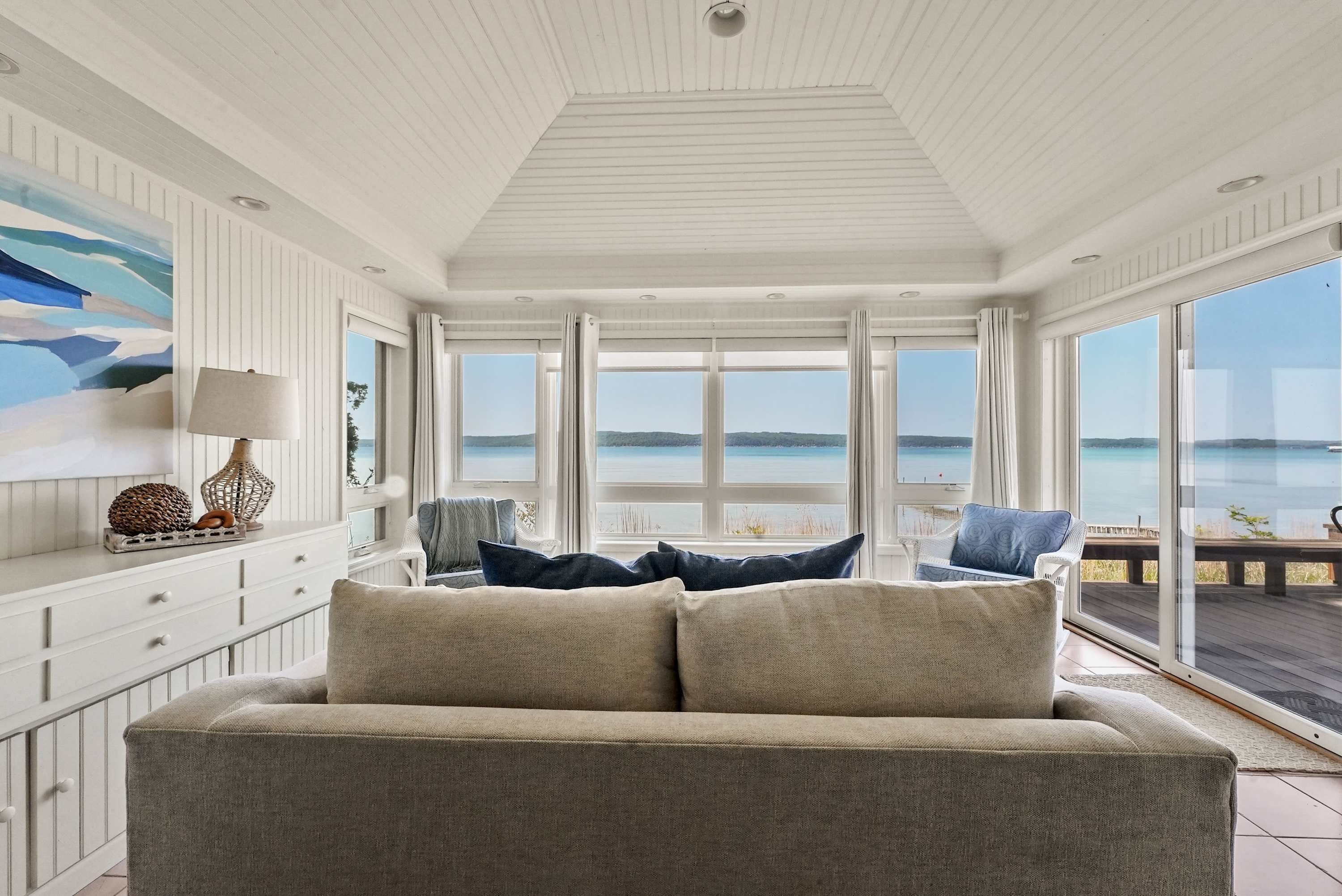 Televisor, llar de foc i oficines 