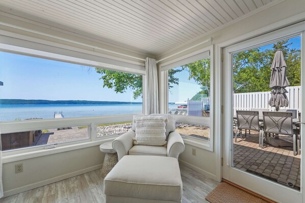 Televisio, takka, työhuone