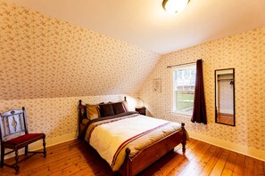 5 bedrooms, iron/ironing board, free WiFi, bed sheets