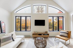 Smart TV, books - Harper House: Bright 3-Bed PEI Retreat with Deck, Firepit & Shared Beach Access (North Rustico)