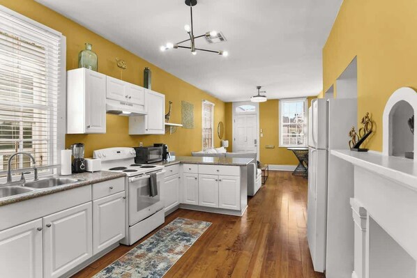 雪櫃、微波爐、焗爐、爐具