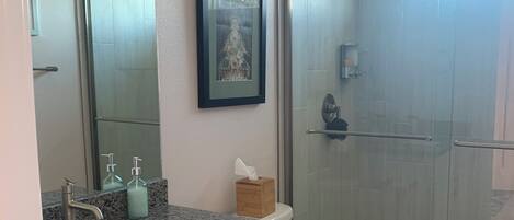 Sèche-cheveux, serviettes fournies, savon, papier toilette