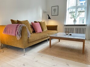 Smart-TV, Bücher, Musikbibliothek, Stereoanlage