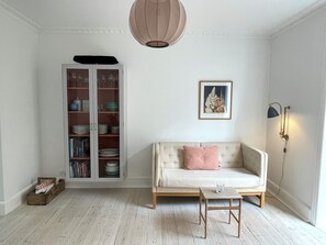 Smart-TV, bøker, musikkbibliotek og stereoanlegg