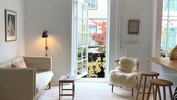 Smart-tv, bøger, musikbibliotek, stereoanlæg