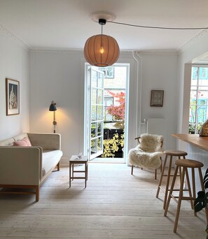 TV connectée, livres, médiathèque, chaîne hi-fi