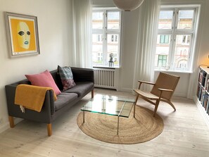 Smart-TV, Bücher, Musikbibliothek, Stereoanlage