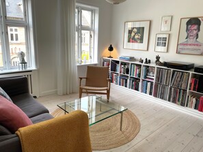 Smart-TV, Bücher, Musikbibliothek, Stereoanlage