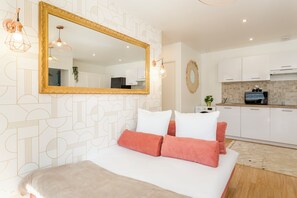 32-inch Smart TV with cable channels, Netflix, streaming services - Merveil Family Suite - Finlay (Paris)