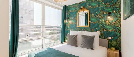 Íbúð - útsýni yfir garð | Ofnæmisprófaður sængurfatnaður, rúm með „pillowtop“-dýnum