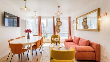 Apartment, Gartenblick | Wohnbereich | 32-Zoll-Smart-TV mit Kabelempfang, Netflix, Streaming-Dienste