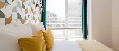 Apartamento, vistas al jardín | Ropa de cama hipoalergénica y colchones con acolchado adicional