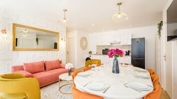 Apartamento, vista para o jardim | Área de estar | Smart TV 32 polegadas com canais a cabo, Netflix, serviços de streaming