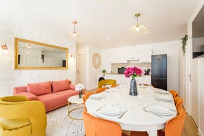 公寓, 花园景观 | 起居区 | 32-英寸智能电视（配备有线频道）、Netflix、流媒体服务