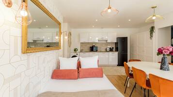 Appartement, vue jardin | Coin séjour | TV connectée, Netflix, services de streaming, espaces bureaux