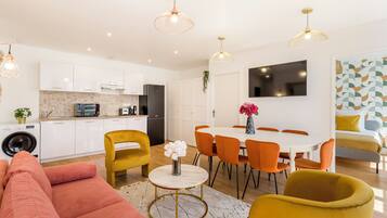 Appartement, vue jardin | Coin séjour | TV connectée, Netflix, services de streaming, espaces bureaux