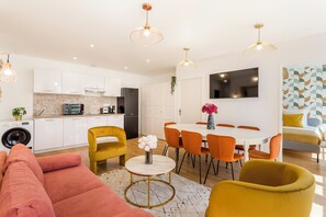 アパートメント ガーデンビュー | リビング エリア | 32 インチのスマートテレビ (ケーブル放送視聴可)、Netflix、ストリーミングサービス