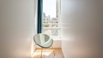 Departamento, vista al jardín | Ropa de cama hipoalergénica y camas con pillow-top