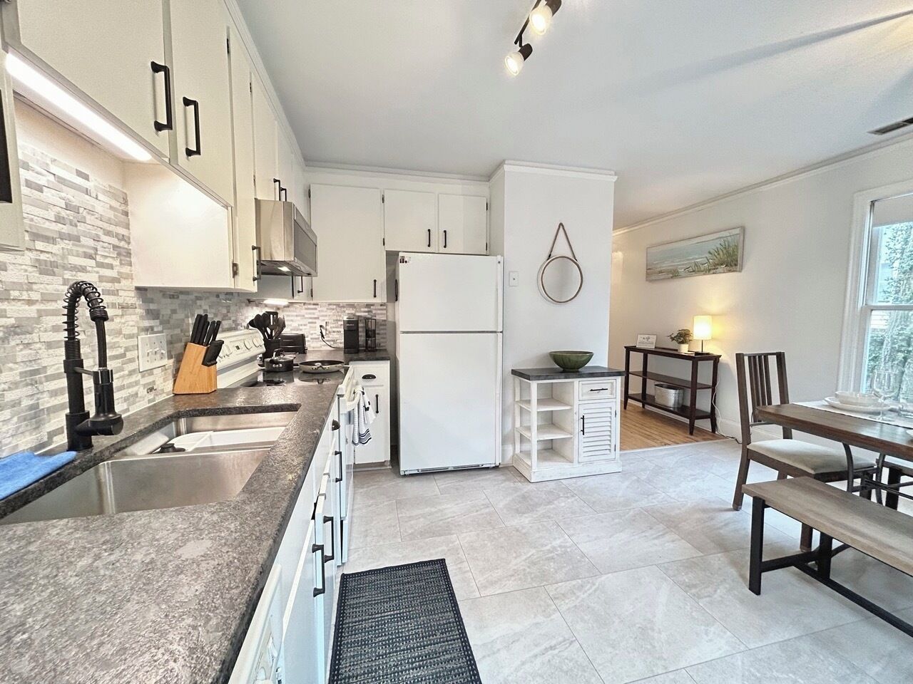 Micro-ondes, four, plaque de cuisson, lave-vaisselle