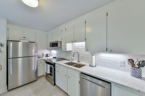 Mikrobølgeovn, ovn, kokeplater og oppvaskmaskin