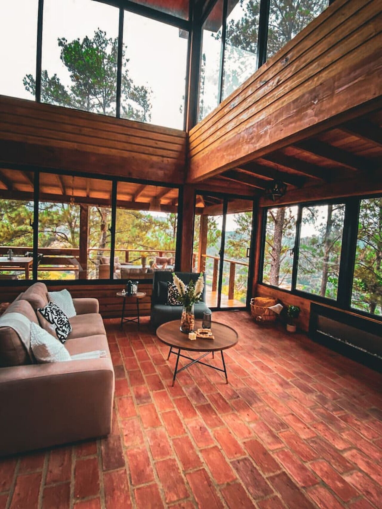 Televisión y chimenea 