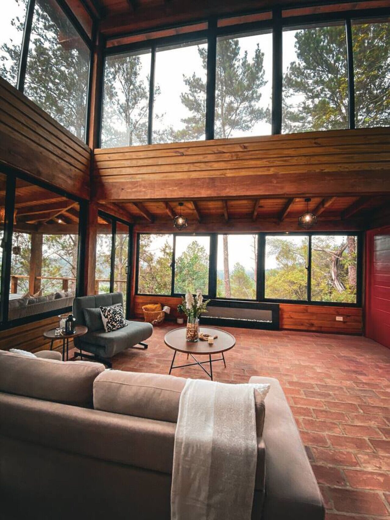 Televisión y chimenea 