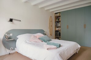 5 sovrum, skrivbord, strykjärn/strykbräda och resesäng