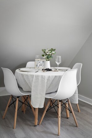 Dining - King Bed · 2 TVs · Fast Wifi · Pet Friendly! (Cleveland)