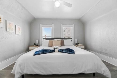 King Bed · 2 TVs · Fast Wifi · Pet Friendly!