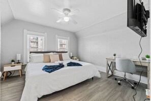 Tabla de planchar con plancha, wifi y ropa de cama 