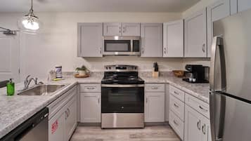 Geladeira, micro-ondas, fogão, cooktop