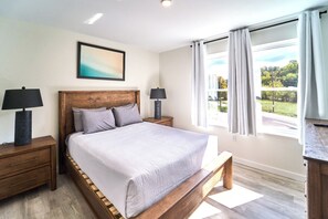 Escritorio, cuna de viaje, wifi gratis y ropa de cama
