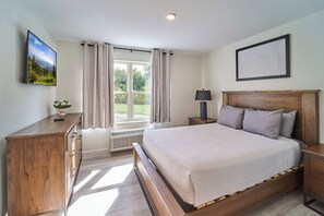 Skrivebord, wi-fi (inkludert) og sengetøy