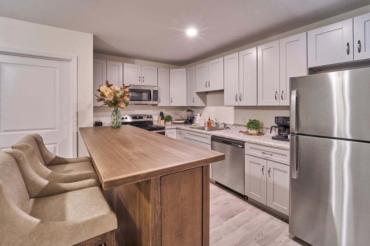 Geladeira, micro-ondas, fogão, cooktop