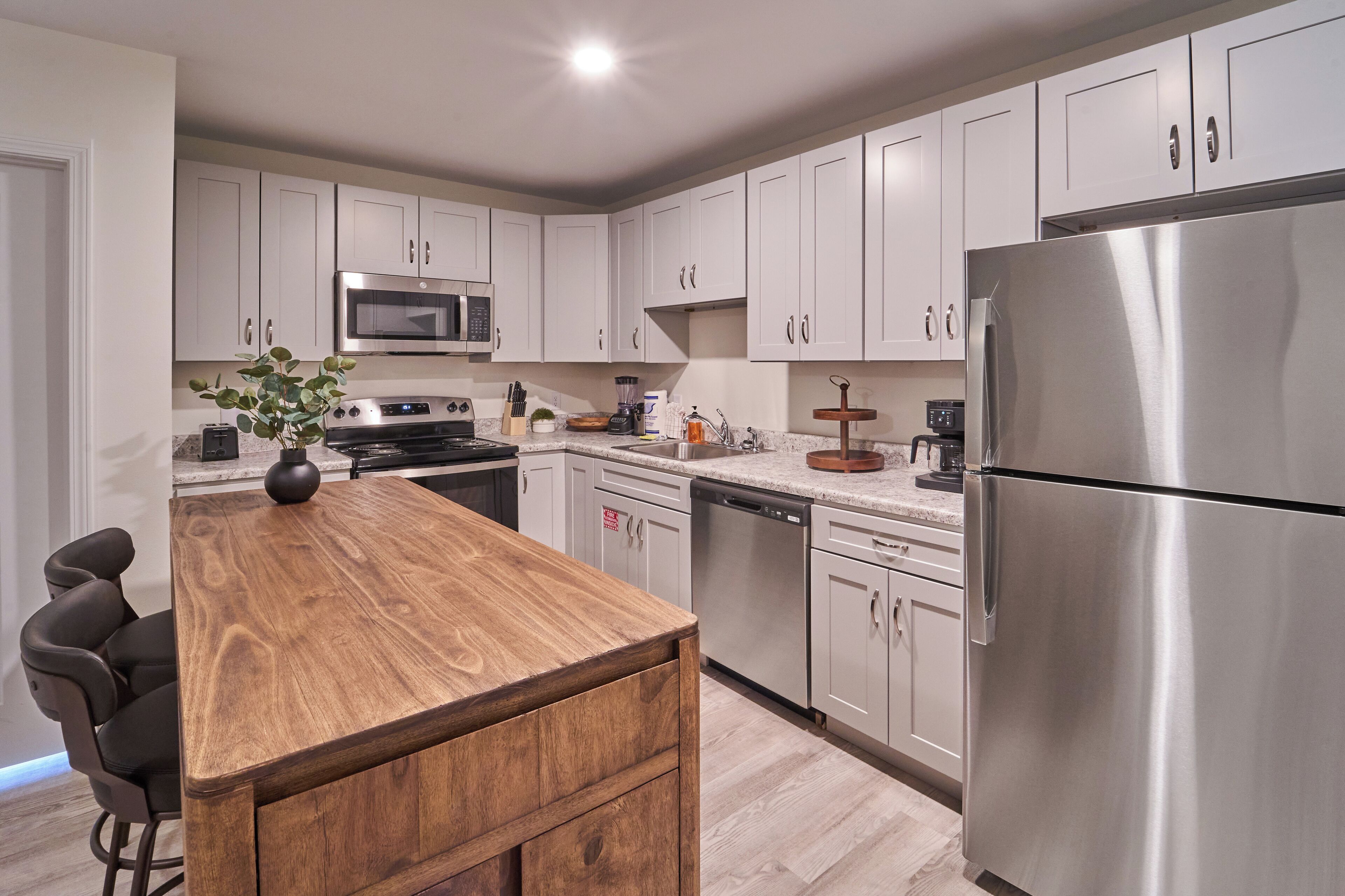 Kühlschrank, Mikrowelle, Ofen, Herdplatte