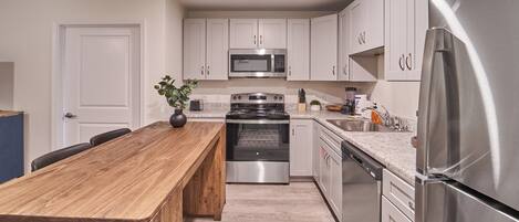 冷蔵庫、電子レンジ、オーブン、コンロ