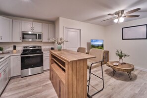 Kjøleskap, mikrobølgeovn, ovn og kokeplater