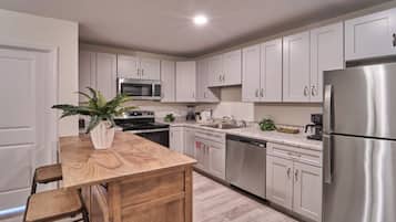 Coffee/tea maker, fridge, microwave, oven