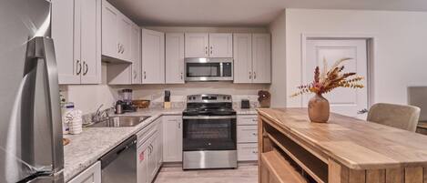 冷蔵庫、電子レンジ、オーブン、コンロ