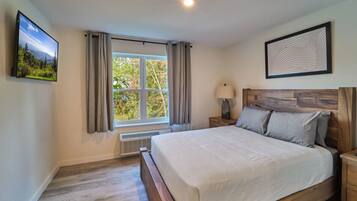 Escritorio, tabla de planchar con plancha, wifi gratis y ropa de cama