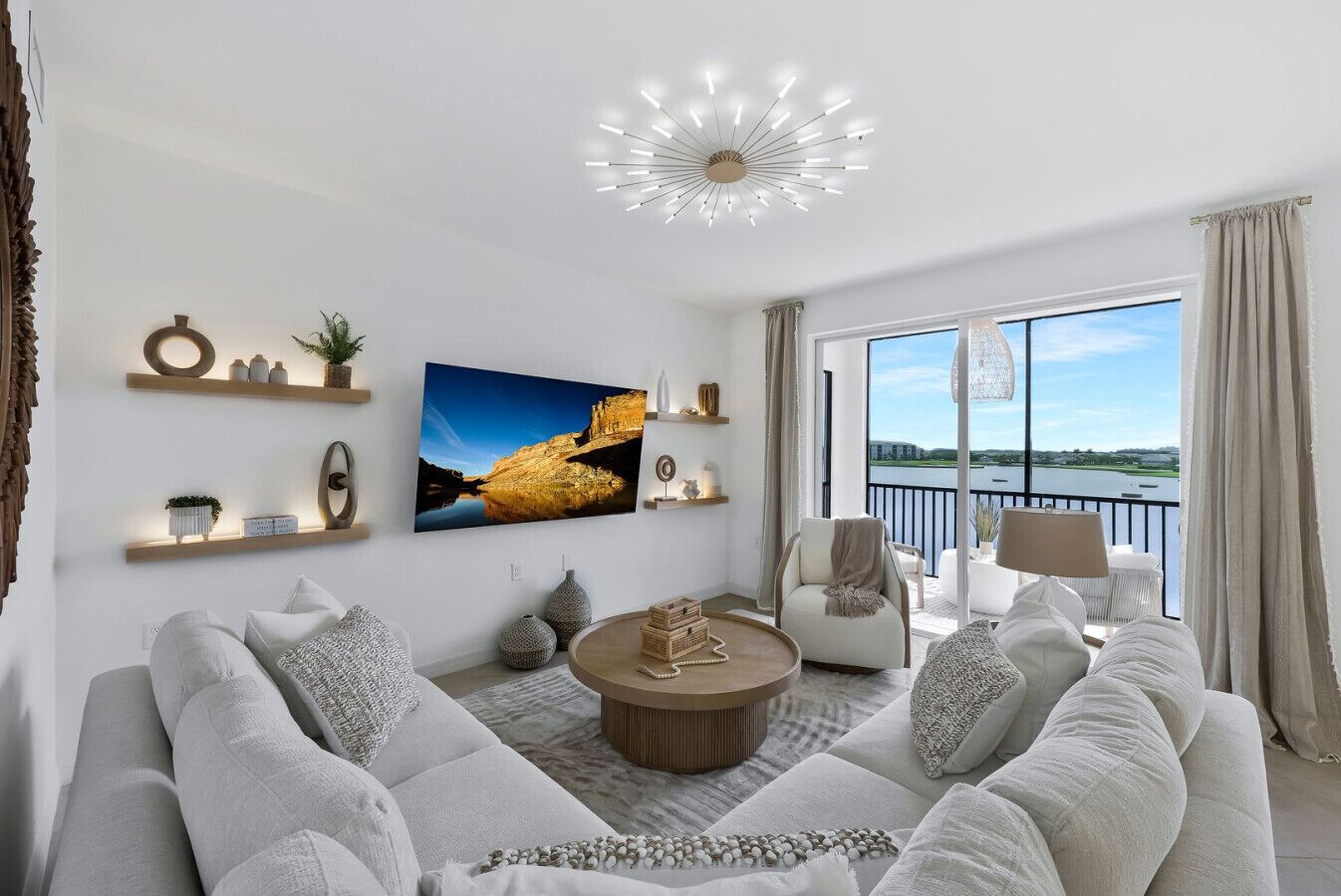 Ein modernes Wohnzimmer mit großem Fenster, einem runden Couchtisch und einer Couch.